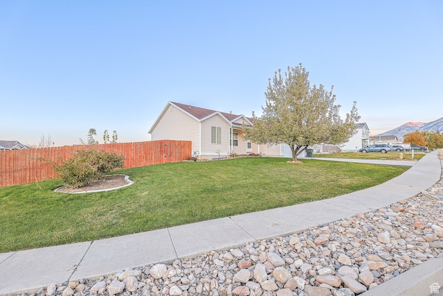 ranch-style house featuring a front yard