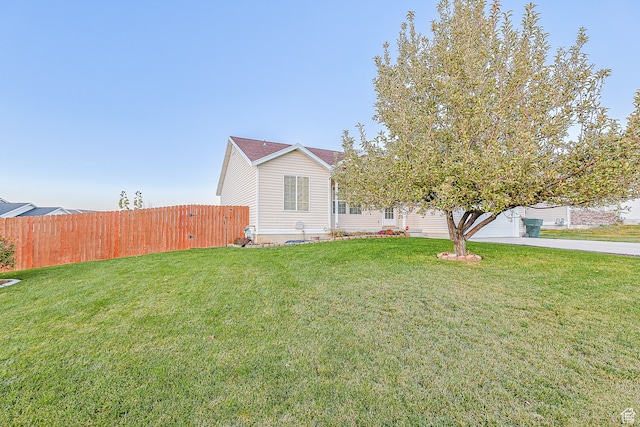 view of front of property featuring a front lawn