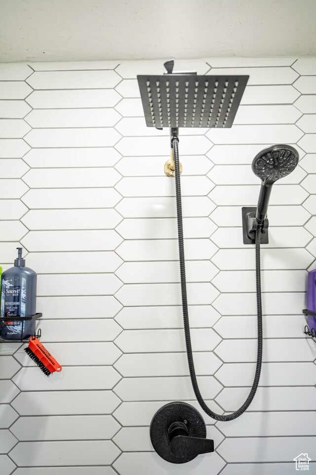 room details featuring a tile shower
