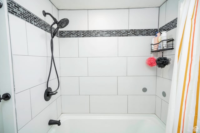 bathroom with tiled shower / bath