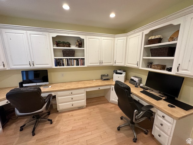 office area featuring built in desk, light wood-style flooring, and recessed lighting