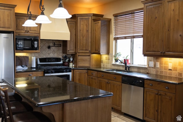 1126 S Valley View Dr W, Santaquin, UT 84655 - kitchen with appliances with stainless steel finishes, a sink, custom exhaust hood, a kitchen bar, and backsplash
