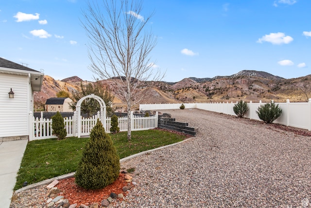 view of yard with a mountain view