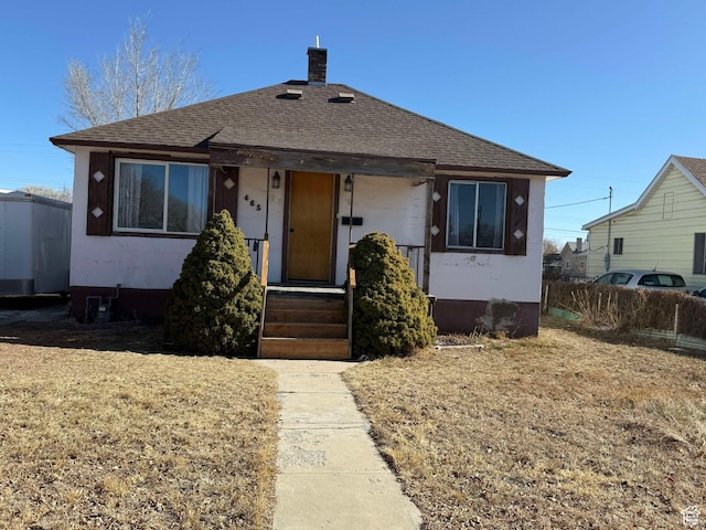 bungalow-style house featuring a front lawn