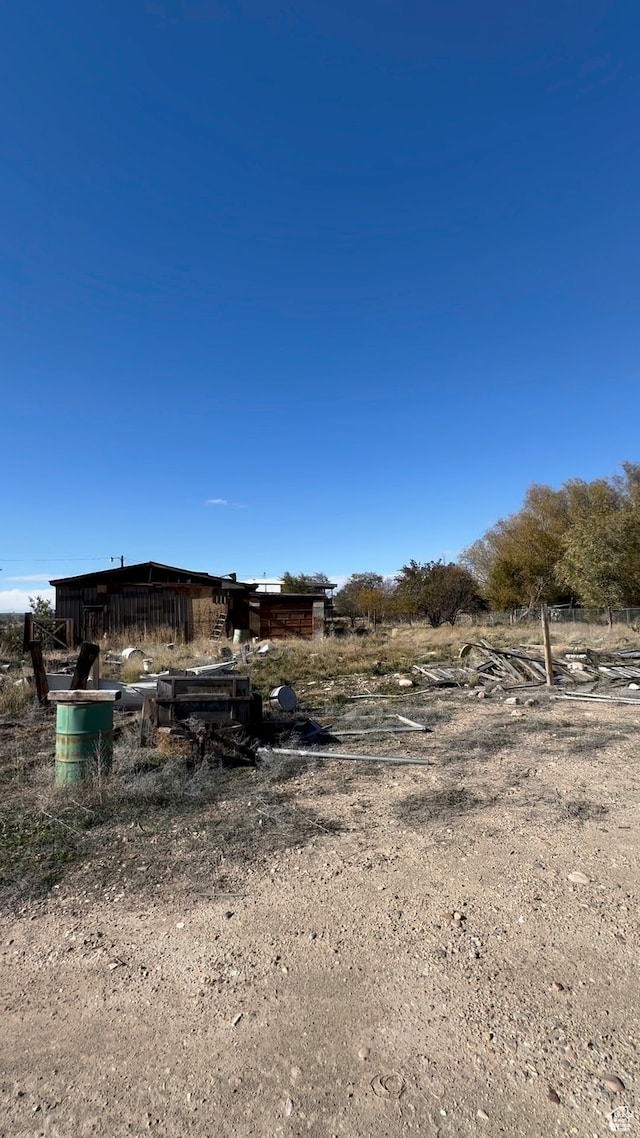 view of yard featuring a rural view