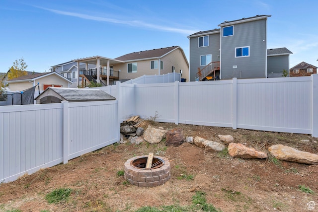 view of yard featuring an outdoor fire pit