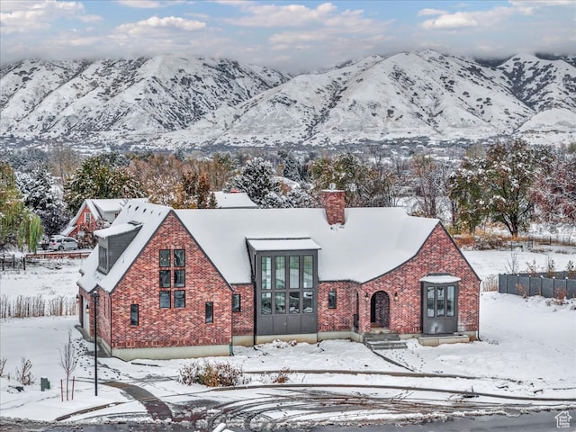 view of front of property featuring a mountain view