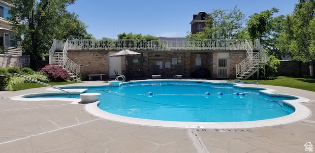 view of swimming pool