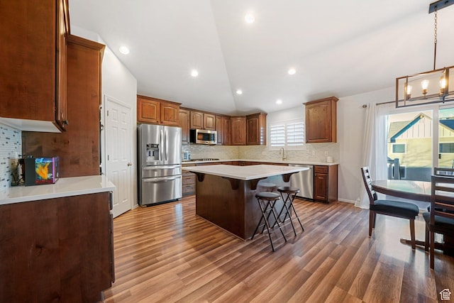 758 W Cedar View Dr, Saratoga Springs, UT 84045 - kitchen with stainless steel appliances, tasteful backsplash, a breakfast bar, lofted ceiling, and a center island