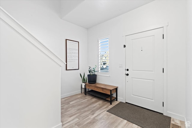 513 S Valkyries Ln, Saratoga Springs, UT 84045 - foyer featuring light wood-style flooring and baseboards
