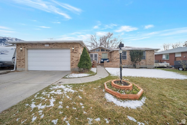 single story home featuring a front lawn