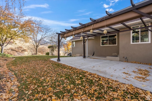 view of yard featuring a patio