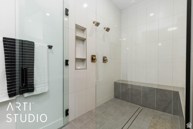 full bathroom featuring a tile shower