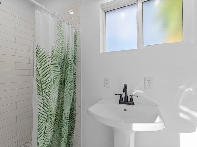 552 E 250 N, Bountiful, UT 84010 - bathroom featuring sink and a shower with shower curtain