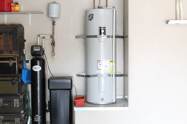4087 Signature Way, Washington, UT 84780 - utility room with water heater