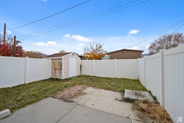 view of yard featuring a storage shed