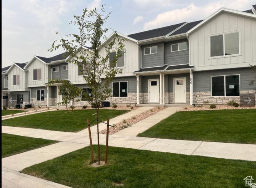 view of front of property with a front yard