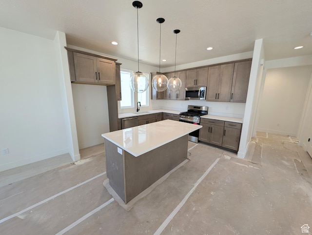 kitchen featuring a center island, recessed lighting, a sink, hanging light fixtures, and stainless steel appliances