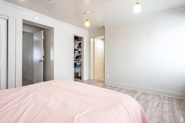 1180 S Cove View Rd, Richfield, UT 84701 - bedroom with light hardwood / wood-style floors, crown molding, and a closet