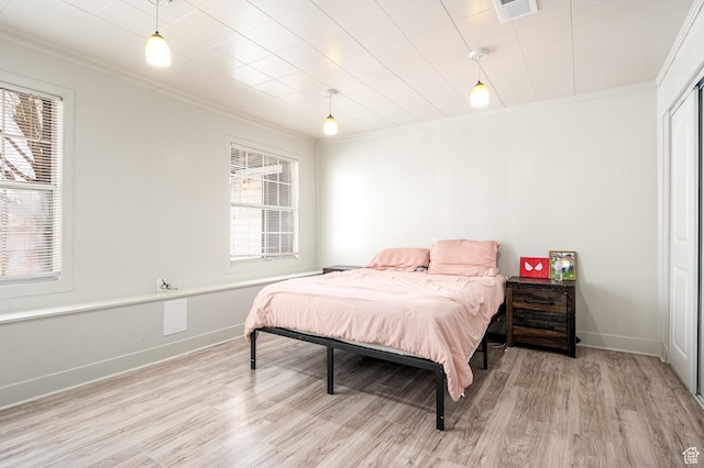 1180 S Cove View Rd, Richfield, UT 84701 - bedroom featuring light hardwood / wood-style floors, crown molding, and multiple windows