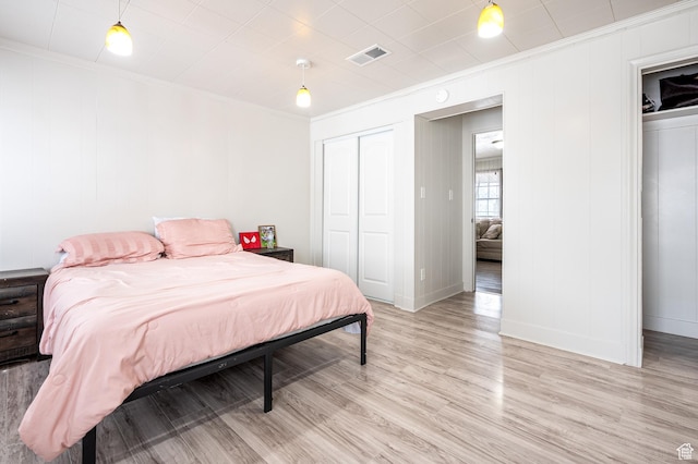 1180 S Cove View Rd, Richfield, UT 84701 - bedroom with a closet, crown molding, and light hardwood / wood-style flooring