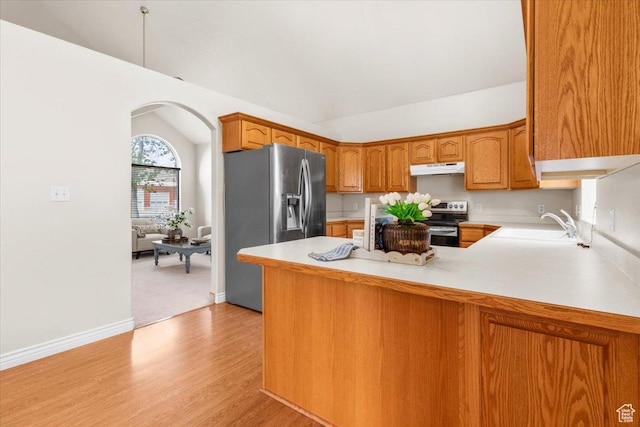 68 E 100 N, Nephi, UT 84648 - kitchen featuring appliances with stainless steel finishes, lofted ceiling, a peninsula, light countertops, and arched walkways