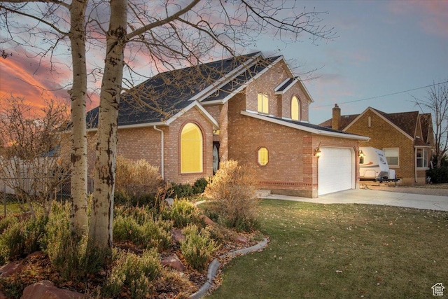 view of front facade featuring a garage and a lawn