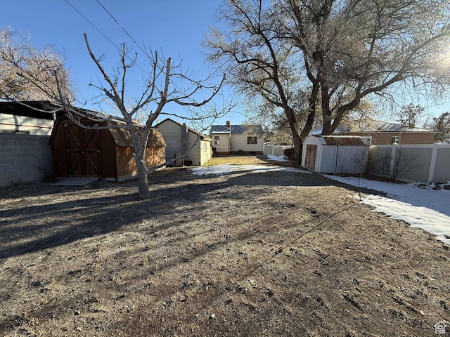 view of yard with a shed
