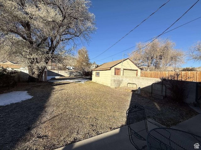 view of yard featuring an outbuilding