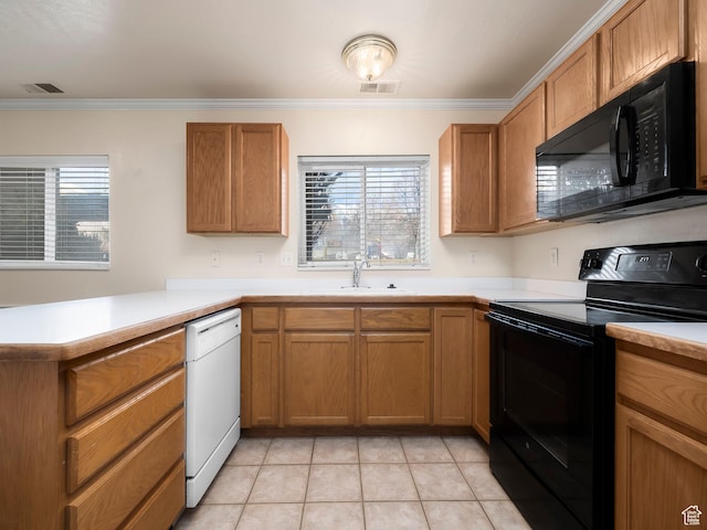 kitchen featuring a sink, visible vents, black appliances, and a peninsula