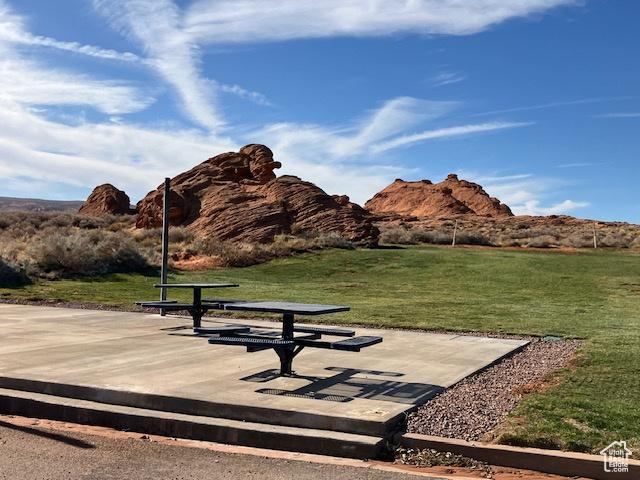 3260 Retreat Dr S, Hurricane, UT 84737 - view of property's community featuring a mountain view and a yard