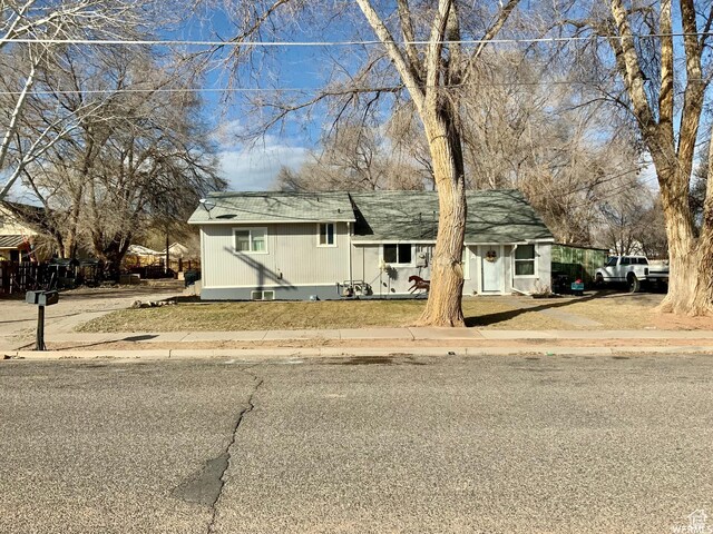 250 W 700 S, Richfield, UT 84701 - view of front of home with a front lawn