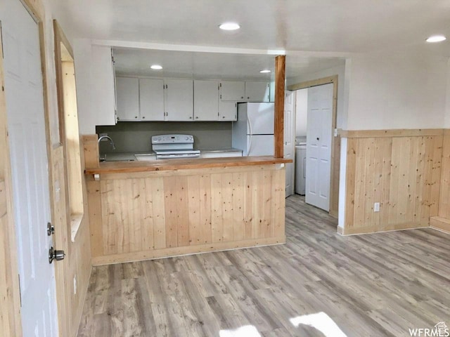 250 W 700 S, Richfield, UT 84701 - kitchen with kitchen peninsula, sink, washer / clothes dryer, white appliances, and wooden walls