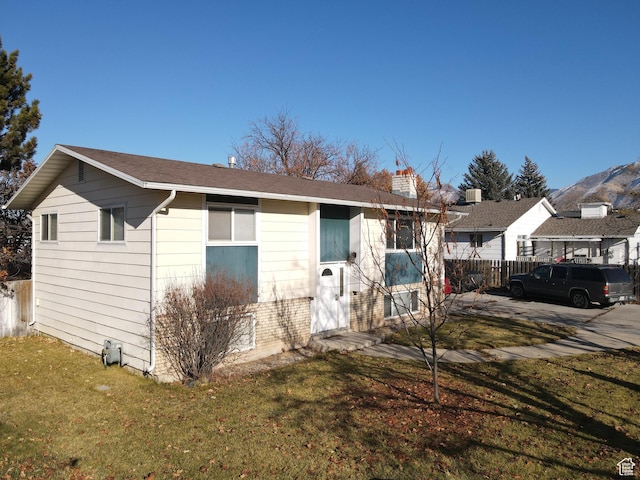 view of front of house with a front lawn