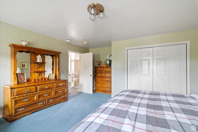 bedroom with carpet flooring and a closet