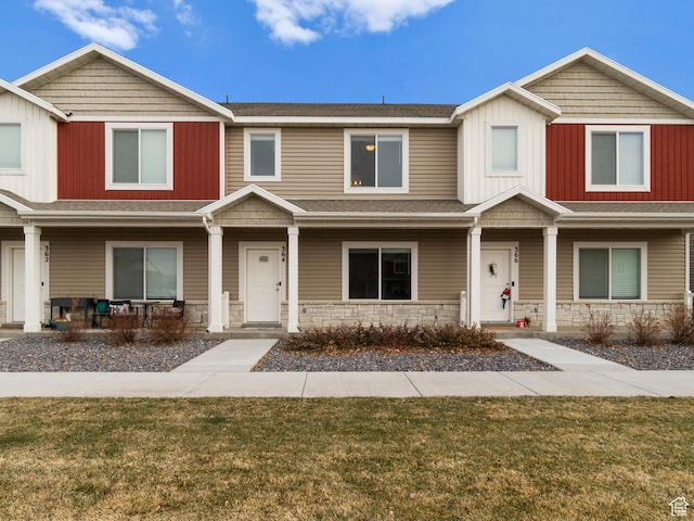 craftsman-style house featuring a front yard