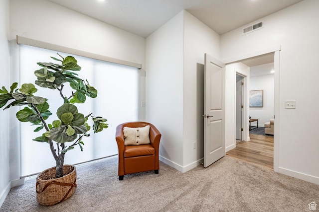 living area with baseboards, visible vents, carpet, and recessed lighting
