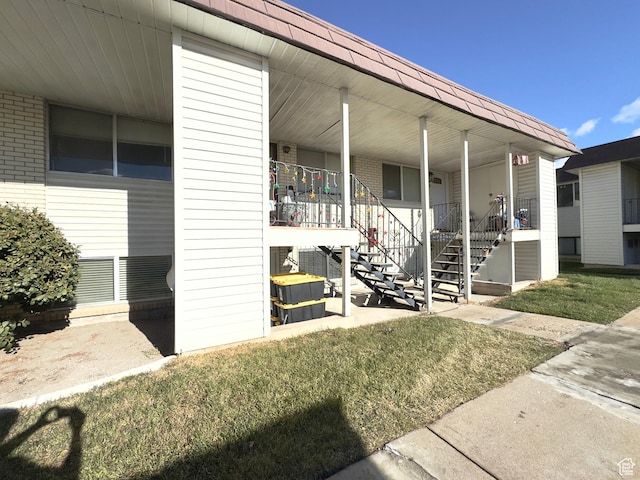 entrance to property featuring a lawn and covered porch