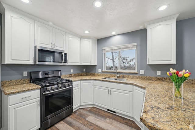 854 S 200 E, Farmington, UT 84025 - kitchen featuring appliances with stainless steel finishes, a sink, dark wood finished floors, and recessed lighting