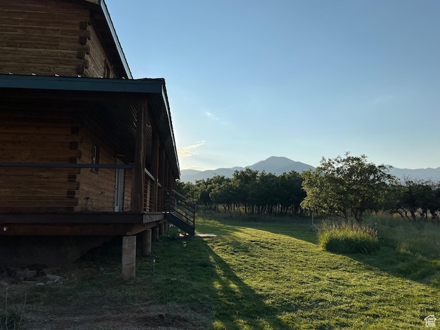 view of yard featuring a mountain view