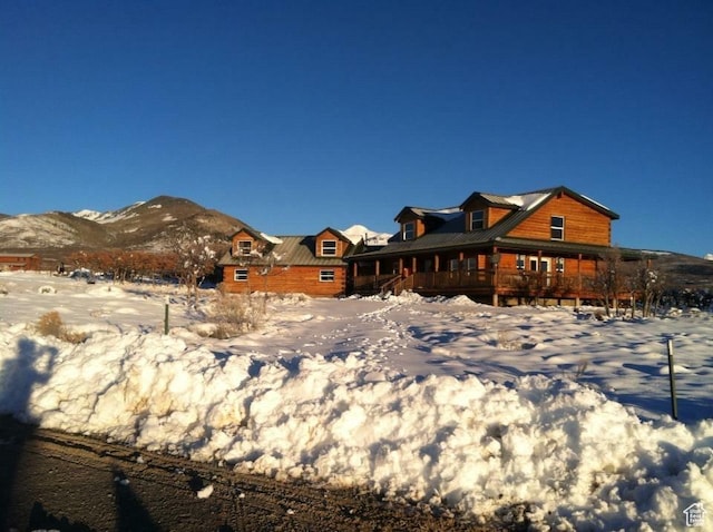 view of front facade featuring a mountain view