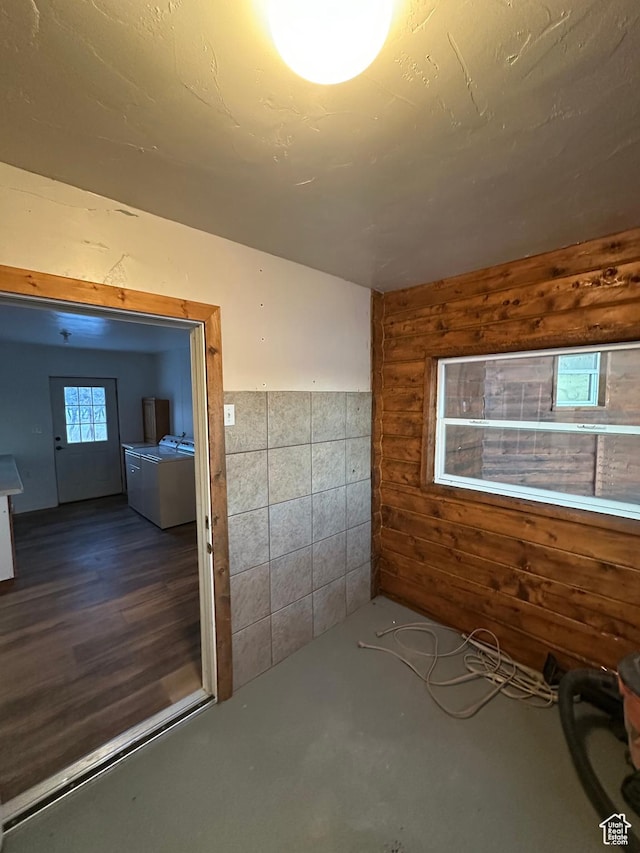 spare room featuring independent washer and dryer