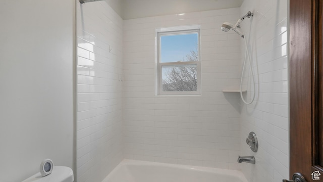 bathroom with tiled shower / bath