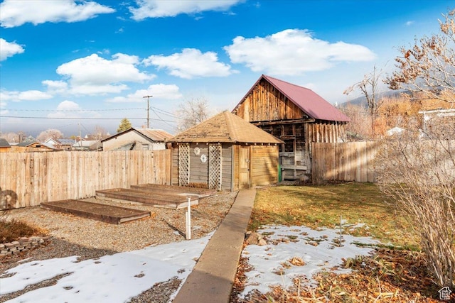 view of yard featuring an outbuilding