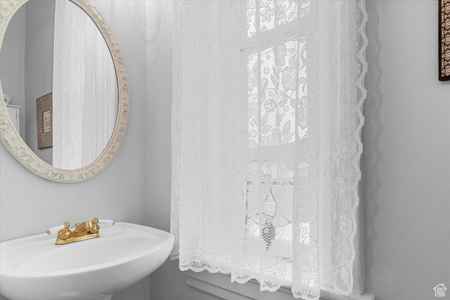 bathroom featuring sink