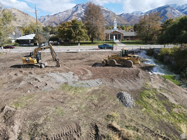 view of yard with a mountain view