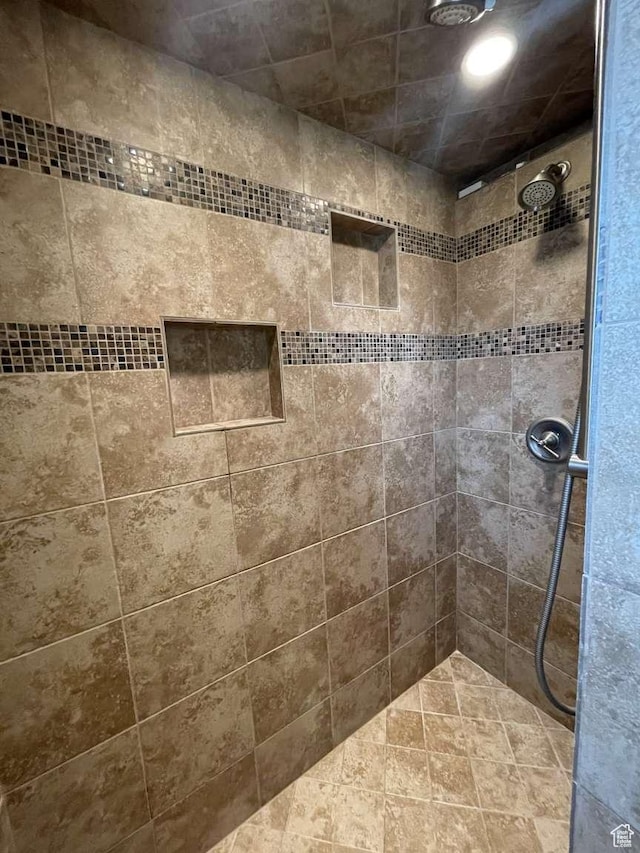 bathroom featuring a tile shower