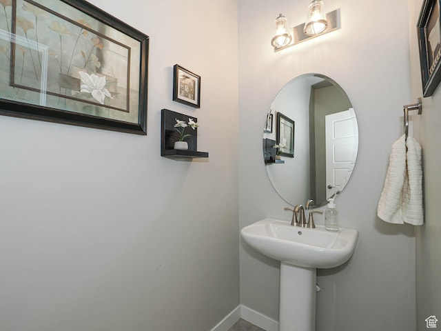 bathroom with baseboards