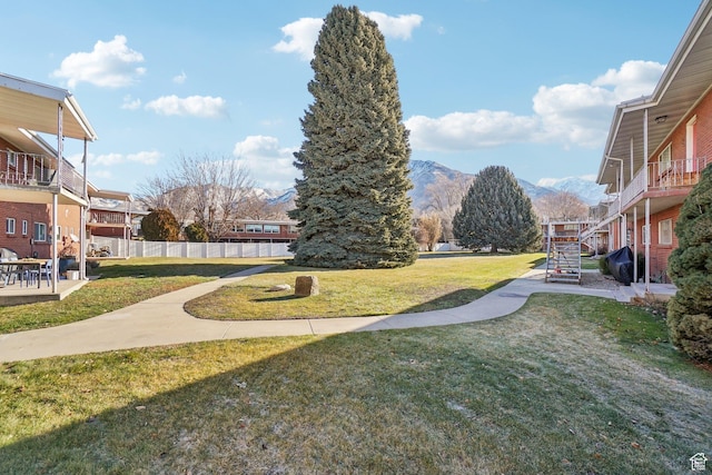 view of yard featuring a mountain view