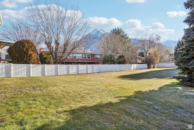 view of yard featuring a mountain view